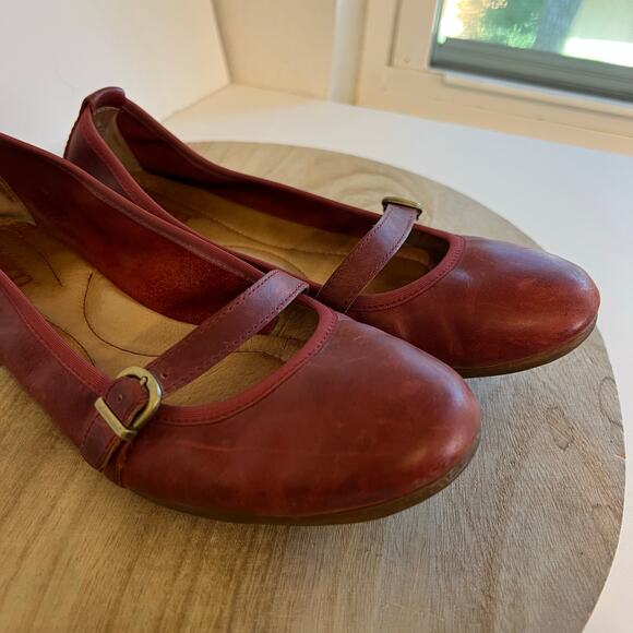 Born Red Round Toe Genuine Leather Buckle Strap Ballet Flat Shoe Size 7.5 - Picture 7 of 13